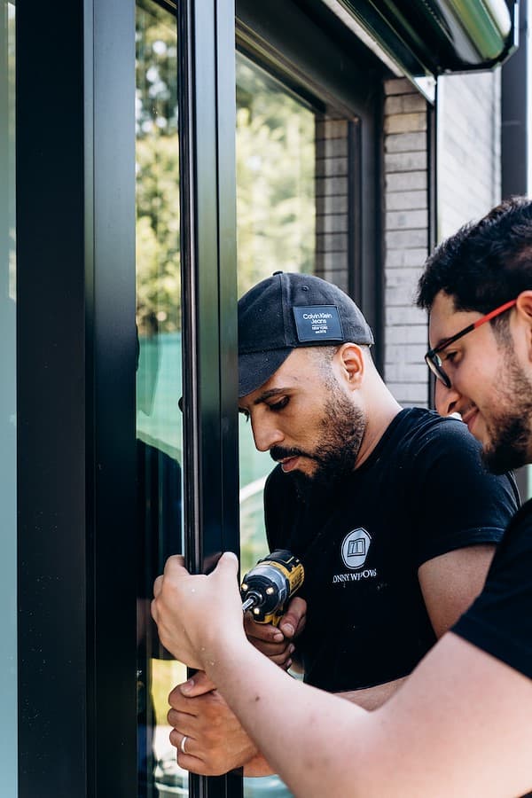 Pose de chassis en gros plan