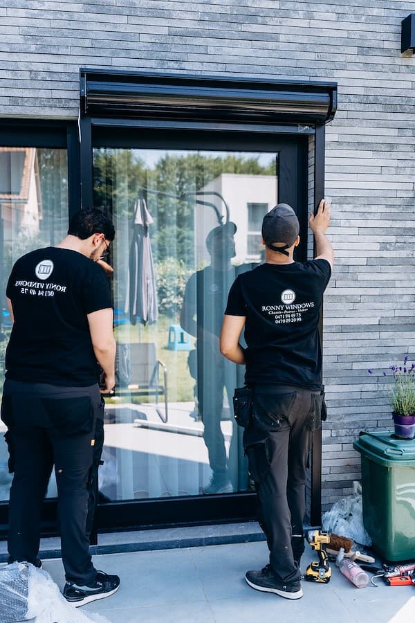 Installation de volets roulants sur maison moderne